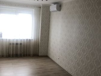 Евро3, 62 кв, с хорошим ремонтом, частично с мебелью, гардеробная, 2 сплит системы, 2 лоджии застекленные, теплые полы в ванной комнате и коридоре,  встроенная кухня в Батайске