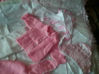 Шикарный комплект на выписку для маленькой принцессы,  Теплое одеяло ( внутренняя часть из овчины, внешняя— ярко—розовый атлас),  В комплекте 2 пеленки, пеленка— в Ельце