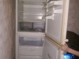Холодильник Атлант!все работает из минусов отсутствует пластмасса на верхней морозилке , , , , работает исправно!!причина продажи есть ещё 1 холодильник этот стоит в Ярославле