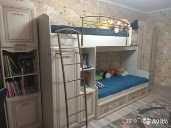 Детская мебель - комната,  Две кровати чердак с матрасами, стол письменный, шкаф трехстворчатый и стелаж для книг,  В хорошем состоянии,  Есть ограничитель на кровать в Калининграде
