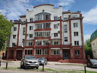 Продается четырёхкомнатная двухуровневая квартира площадью 117 кв, м,  , расположенная на 3-4 этаже пятиэтажного кирпичного дома,  
1 уровень: 
Прохожая с гардеробом, в Кирове