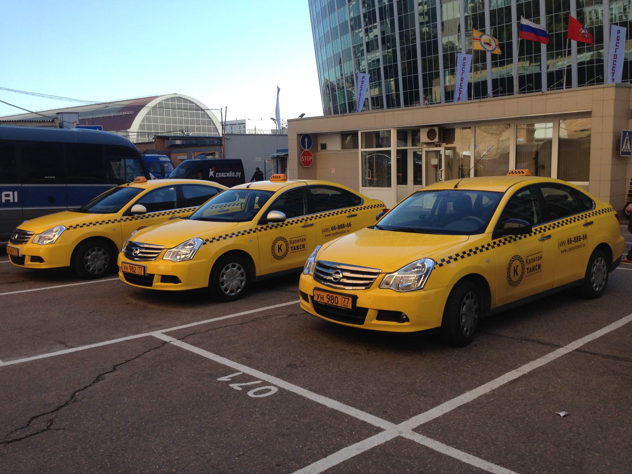 Ниссан Альмера жёлтая такси