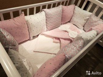 Утеплённое одеяло 80 на 80 для новорожденных,  Можно сложить как на фото и закрепить бантом на резинке на выписку, а потом использовать в коляске,  На одеяле есть в Мытищи