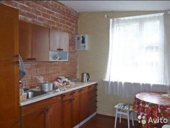 В доме 4 комнаты,   большая кухня, большая прихожая,  - ФУНДАМЕНТ 1, 8 м глубиной ленточно-монолитный с арматурой,   цоколь в 8 кирпичей, ПЕРЕКРытия первого уровня в Петропавловске-Камчатском