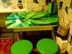 Кухонный стол и две табуретки