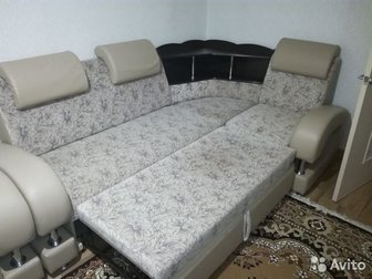 Уголок с креслом, в отличном состоянии,  На фото может показаться, что на диване пятна темные, пятен и грязи нет вообще, это ворс ложится по разному, по тому так в Прокопьевске