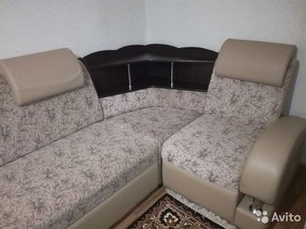 Уголок с креслом, в отличном состоянии,  На фото может показаться, что на диване пятна темные, пятен и грязи нет вообще, это ворс ложится по разному, по тому так в Прокопьевске