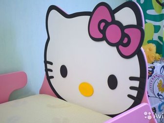 Детская кровать Hello Kitty,  Кроватка выполнена из МДФ, дерева и окрашена акриловыми красками,  Два выдвижных под кроватных ящика, Размерыкровати: длина 174 см; в Рубцовске