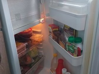 холодильник в отличном состоянии,  сверху есть сломанные место на фотографии видно,  на работу не влияет в Твери